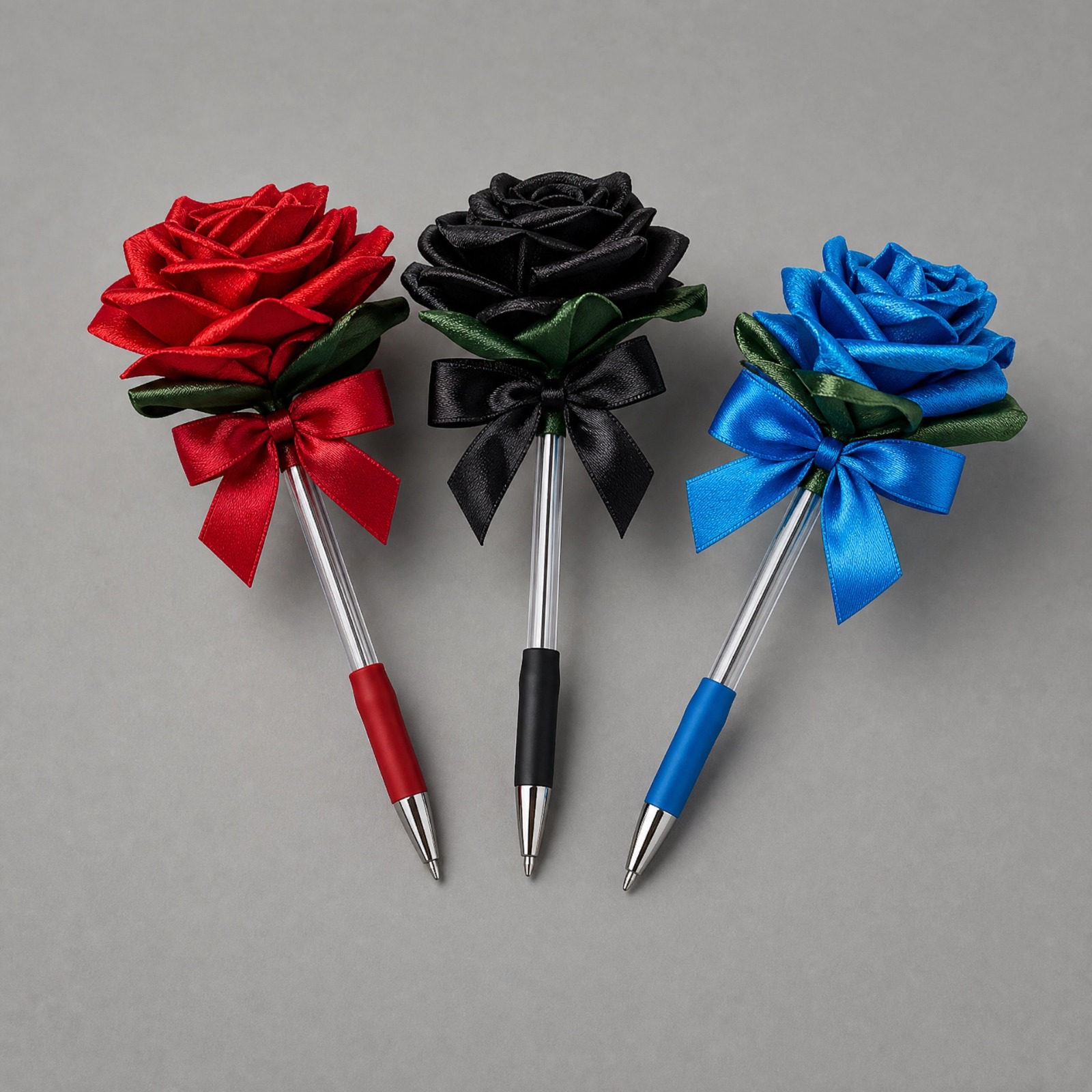 Caneta, peça artesanal de seda e cetim da Mille Flowers