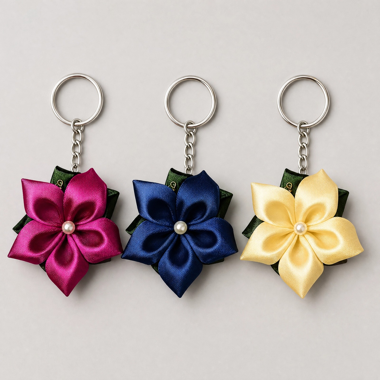 Chaveiro, peça artesanal de seda e cetim da Mille Flowers