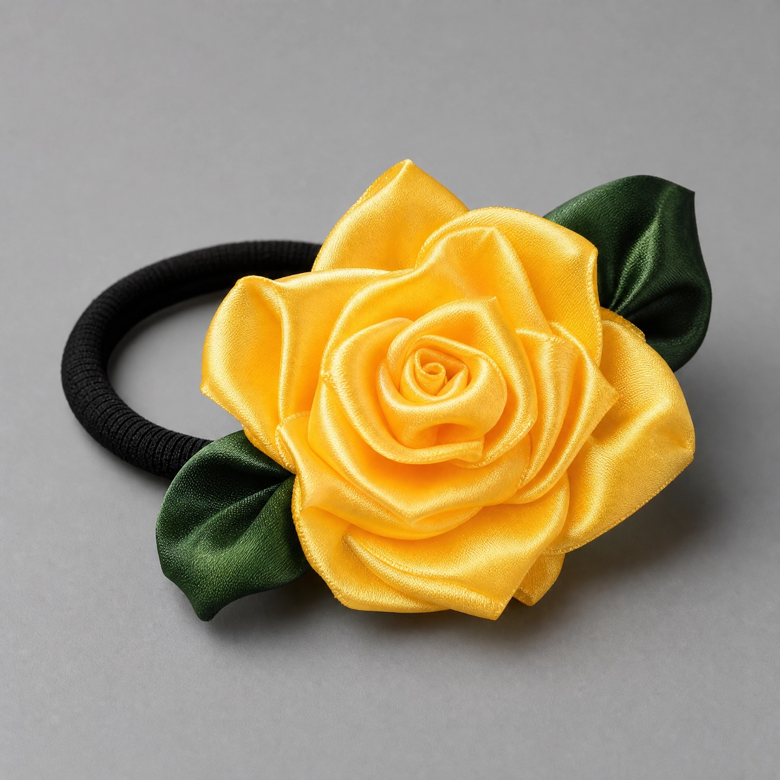 Elastico, peça artesanal de seda e cetim da Mille Flowers