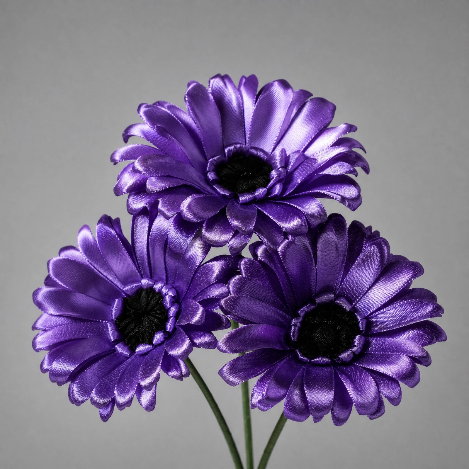 Gerbera, peça artesanal de seda e cetim da Mille Flowers