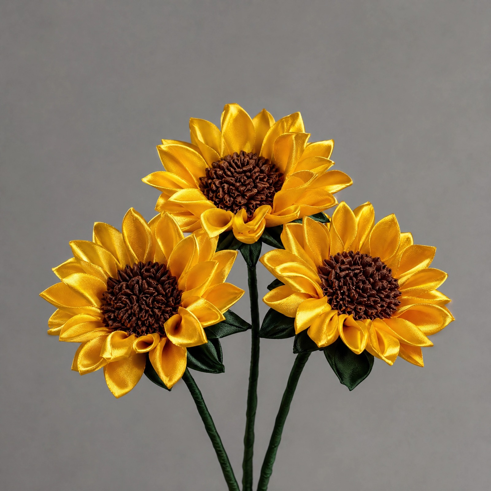 Girassol, peça artesanal de seda e cetim da Mille Flowers