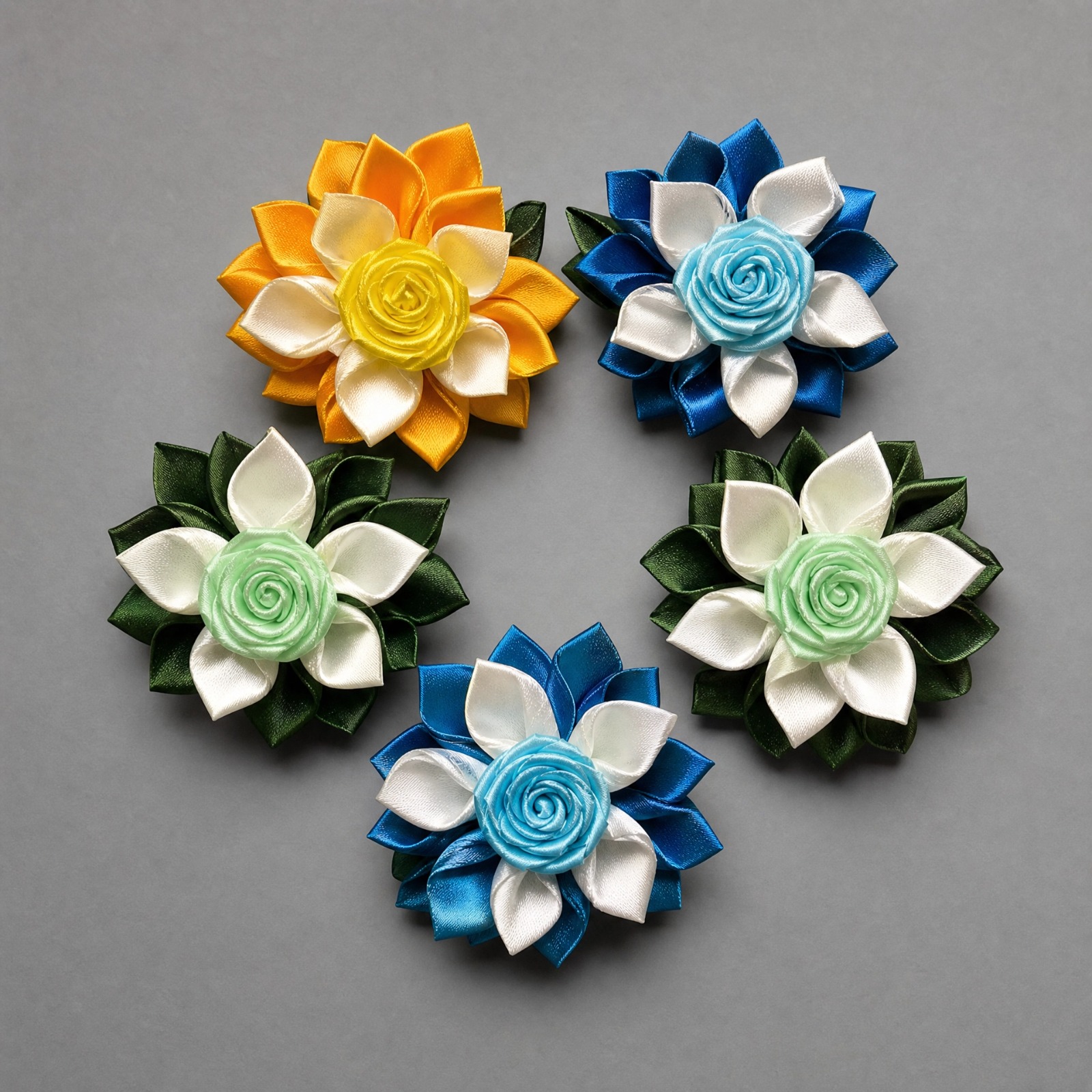 Imã, peça artesanal de seda e cetim da Mille Flowers