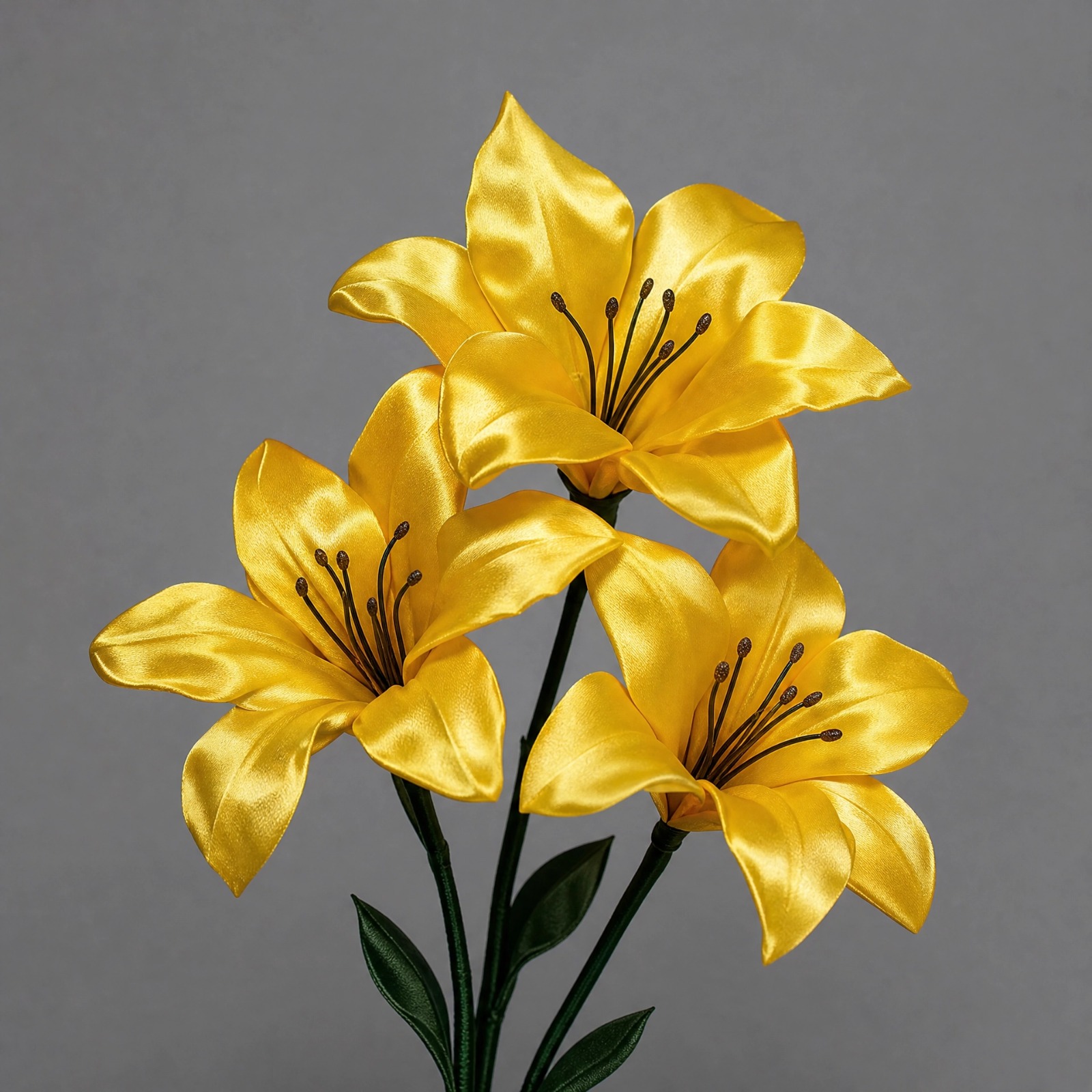Lírio, peça artesanal de seda e cetim da Mille Flowers