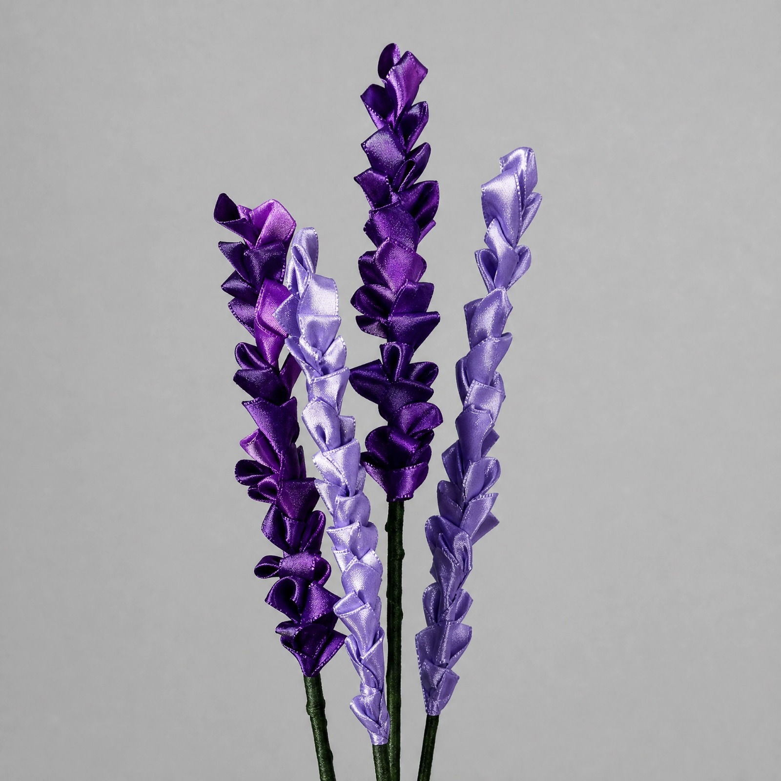 Lavanda, peça artesanal de seda e cetim da Mille Flowers