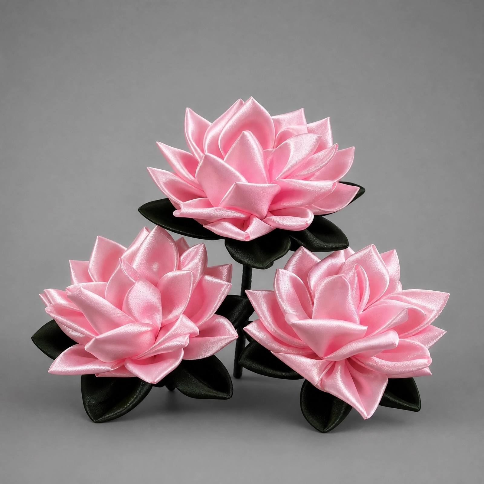 Lotus, peça artesanal de seda e cetim da Mille Flowers