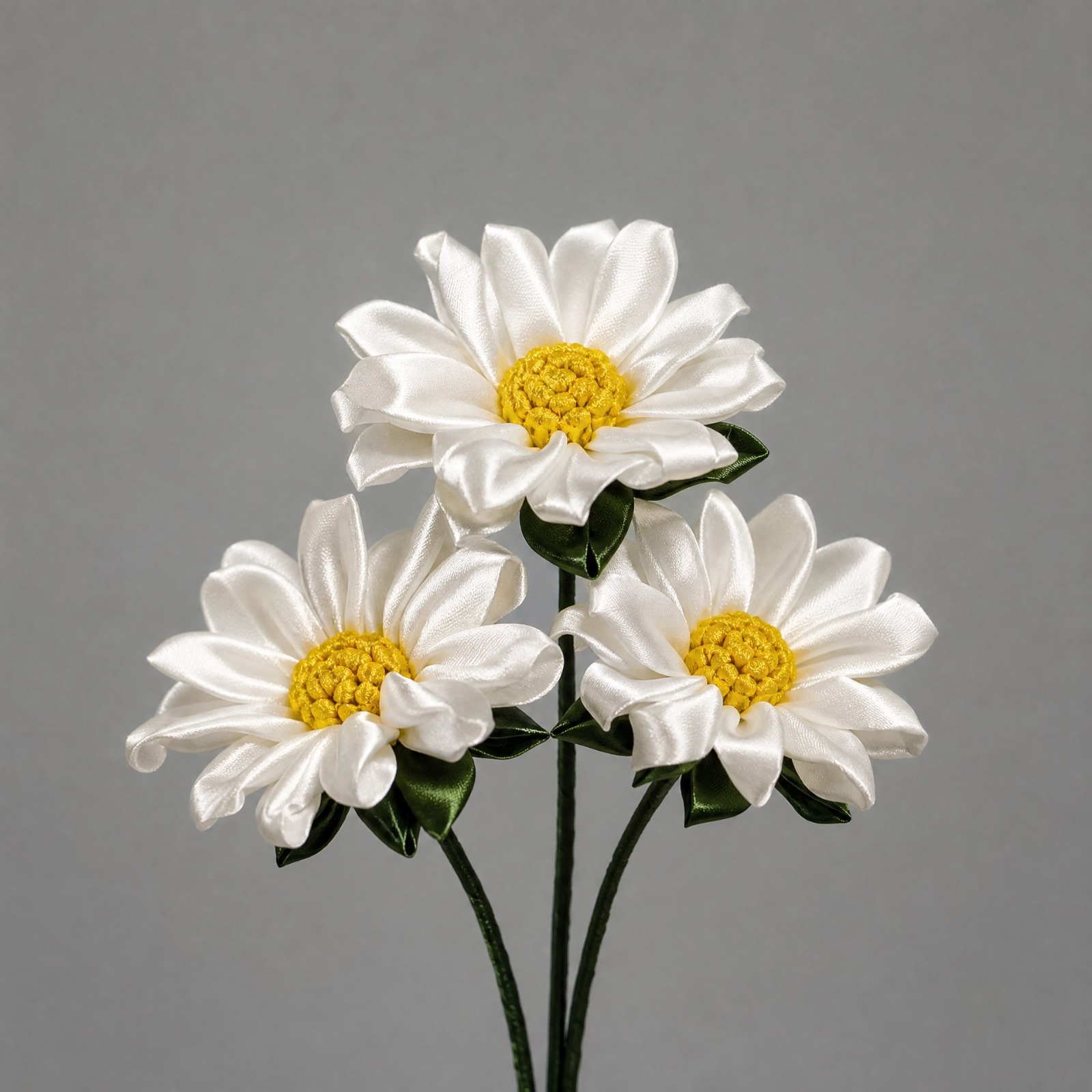 Margarida, peça artesanal de seda e cetim da Mille Flowers