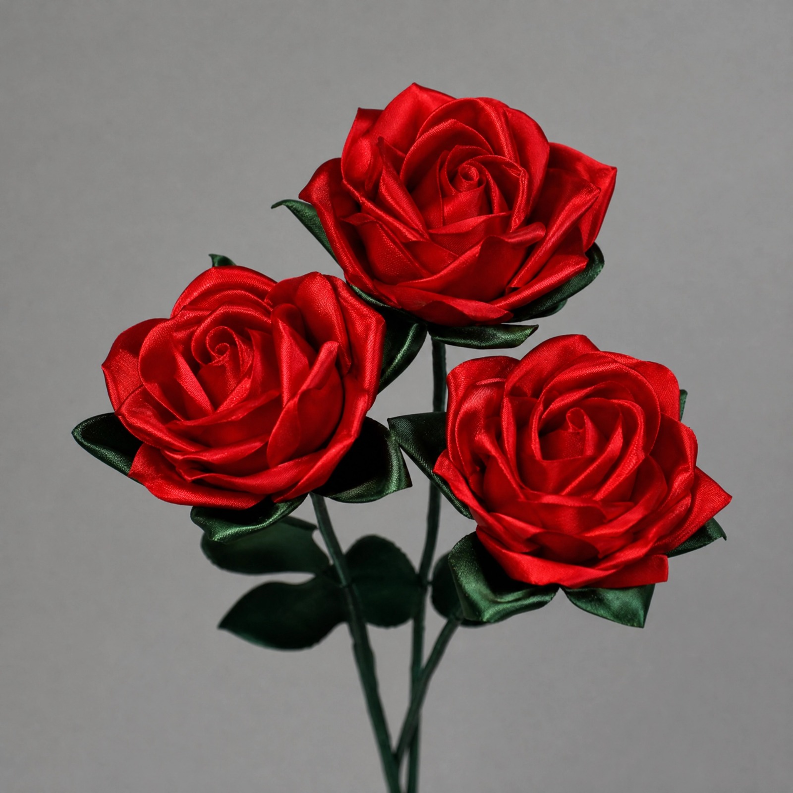 Rosa, peça artesanal de seda e cetim da Mille Flowers