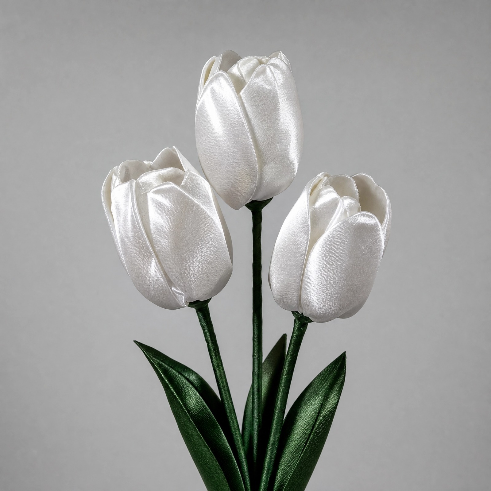 Tulipa, peça artesanal de seda e cetim da Mille Flowers